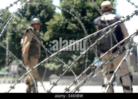 Srinagar, au Cachemire. 4 juillet, 2014. Un Indien paramilitaire monte la garde des restrictions dans Srinagar, Inde cachemire le 4 juillet 2014. Les groupes séparatistes opposés à la règle indienne a annoncé une grève pour protester contre la visite du Premier Ministre du pays Narendra Modi . Modi est à sa première visite officielle dans la région himalayenne contestée .il inaugure une ligne de chemin de fer et une centrale, et également vérifier la sécurité et le développement Crédit : Shafat/Pacific Press/Alamy Live News Banque D'Images