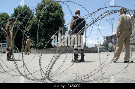 Srinagar, au Cachemire. 4 juillet, 2014. Un Indien paramilitaire monte la garde des restrictions dans Srinagar, Inde cachemire le 4 juillet 2014. Les groupes séparatistes opposés à la règle indienne a annoncé une grève pour protester contre la visite du Premier Ministre du pays Narendra Modi . Modi est à sa première visite officielle dans la région himalayenne contestée .il inaugure une ligne de chemin de fer et une centrale, et également vérifier la sécurité et le développement Crédit : Shafat/Pacific Press/Alamy Live News Banque D'Images