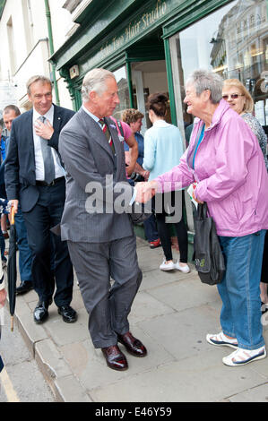 Brecon, Powys, Wales, UK. 4 juillet 2014. Le prince Charles rend visite à la ville de marché de Gallois Brecon le dernier jour de la visite de 'Summer royale galles : Célébration de galles, Passé, présent et futur." Après une promenade à travers le centre-ville, SON ALTESSE ROYALE vue de la magnifique décoration et intérieur victorien orné du récemment restauré charrue classé Grade II Chapelle. Credit : Graham M. Lawrence/Alamy Live News. Banque D'Images