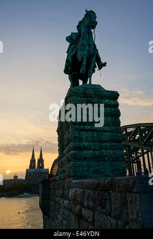 Allemagne : Kaiser Wilhelm I. statue devant Pont Hohenzollern et de la cathédrale de Cologne. Photo du 23 septembre 2013. Banque D'Images