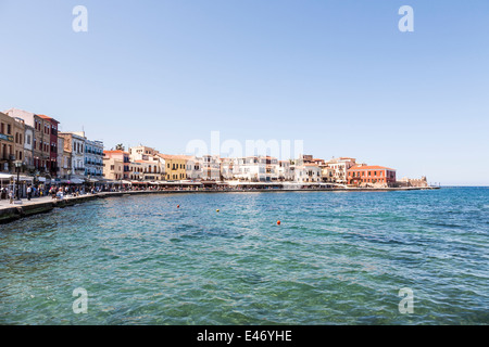 Vue panoramique sur le port de La Canée, Crète, et de la promenade bordée de restaurants, avec ciel bleu clair en été Banque D'Images