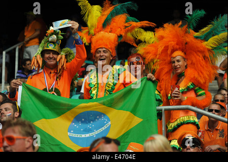 WM 2014, Hollande vs Spanien, Holländische Fans im Stadion, Salvador da Bahia, Brésil. Usage éditorial uniquement. Banque D'Images