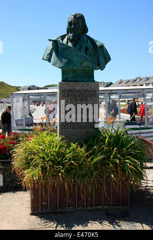 Derrière les bâtiments de la jetée se trouve le monument d'August Heinrich Hoffmann de Fallersleben. Il a écrit le 26 août 1841 sur l'île de Helgoland le chant des Allemands, qui devint plus tard l'hymne national. Photo : Klaus Nowottnick Date : 26 Juin, 2014 Banque D'Images