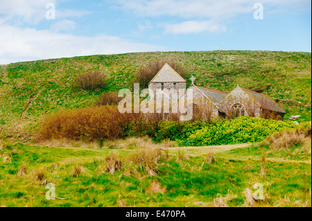 Église Gunwalloe Cove à Cornwall. Une petite église situé à quelques mètres de la plage, utilisé pour de nombreuses productions de films et programmes de télévision Banque D'Images