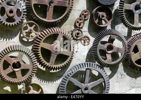 Concept de Time Machine. Rouages et engrenages accrocher au mur. Les roues de fer sont couverts par une rouille, d'un dust et un site web Banque D'Images