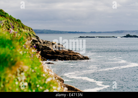 La vue de la côte sud-ouest chemin sur la côte sud de la Cornouailles près de mousehole, regardant vers la mer bleu lézard. L'herbe verte et luxuriante Banque D'Images