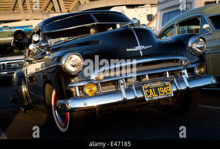 Chevrolet berline de luxe noir à partir de 1949 à La Grande3 swap meet, au stationnement de l'Qualcomm Stadium, en mars 2014. Banque D'Images