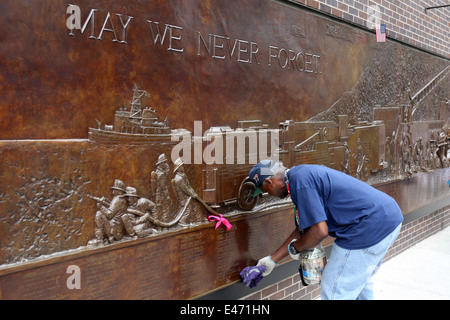 New York, USA, l'homme nettoie une plaque à Ground Zero Banque D'Images