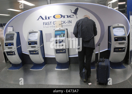 De l'aéroport Linate de Milan (Italie), d'enregistrement automatique de la société AirOne Banque D'Images