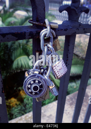 Cadenas amour vu dans un pont sur un pont à Palma de Majorque, Espagne Banque D'Images