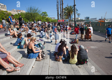 Se détendre sur le boulevard du bord de mer à Barcelone, Espagne. Banque D'Images