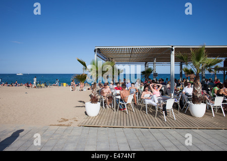 Les gens se détendre dans le café en bord de plage et à la promenade de la Barceloneta à Barcelone, Catalogne, Espagne. Banque D'Images