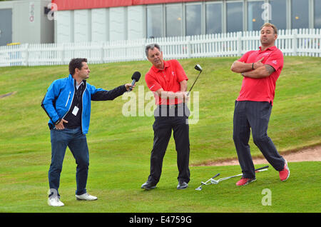 Newport, Pays de Galles, Royaume-Uni. 4 juillet, 2014. Le GOLF. La célébrité Cup Celtic Manor Resort. Défi de célébrité avec l'ambassadeur pour le golf Bernard Gallacher. Scott Quinell participants est montré comment jouer Bunker sous la direction de Bernard Gallacher avec Chris Hollins présente. Après quelques leçons Scott Quinell devant le public avait un trou d'un coup.Robert Timoney/AlamyLiveNews crédit : Robert Timoney/Alamy Live News Banque D'Images