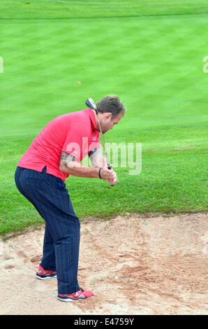 Newport, Pays de Galles, Royaume-Uni. 4 juillet, 2014. Scott Quinell vu projection d'un Bunker au défi de célébrité après avoir reçu quelques leçons de l'ambassadeur pour le golf Bernard Gallacher et obtient un trou d'un... Crédit : Robert Timoney/Alamy Live News Banque D'Images