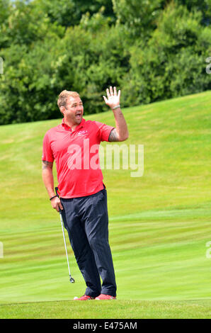 Newport, Pays de Galles, Royaume-Uni. 4 juillet, 2014. Scott Quinell ex pays de Galles Rugby player vu éclat sur du vert à la tasse de célébrité, Celtic Manor Resort dans le Défi des célébrités avec de l'aide par l'ex-ancien capitaine de la Ryder Cup et l'ambassadeur pour le célèbre Cup. Bernard Gallacher. Crédit : Robert Timoney/Alamy Live News Banque D'Images