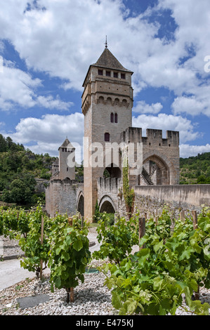 Le pont Valentré / pont du Diable, 14ème siècle six travées à voûte en pierre fortifiée pont traversant la rivière Lot à Cahors, France Banque D'Images