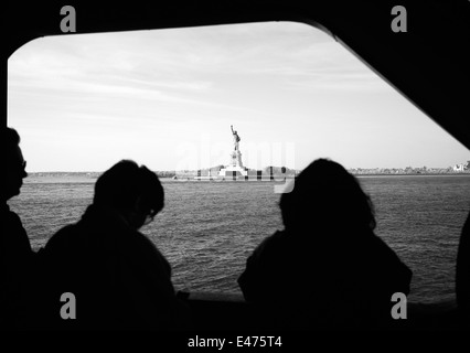 Staten Island Ferry passagers et Statue de la liberté New York NY USA Banque D'Images