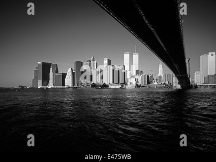 Lower Manhattan Skyline avec pont de Brooklyn et East River avant septembre 11 2001 New York New York New York NY USA Banque D'Images