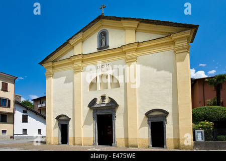 L'Italie, Lombardie, Dervio, SS. Pietro et Paolo parish Banque D'Images