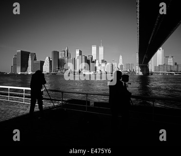 Silhouettes de photographes prenant des photos des gratte-ciel de Lower Manhattan avec le pont de Brooklyn, East River, avant septembre 11 2001 New York City NY USA Banque D'Images