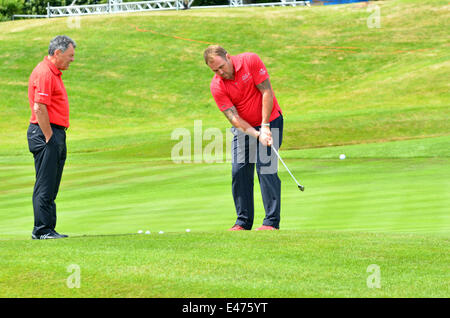 Newport, Pays de Galles, Royaume-Uni. 4 juillet, 2014. Bernard Gallagher a quitté l'enseignement vu Scott Quinell comment chip sur le vert à l'aide d'un fer à repasser à la célébrité 7 Cup Celtic Manor au Pays de Galles. Crédit : Robert Timoney/Alamy Live News Banque D'Images