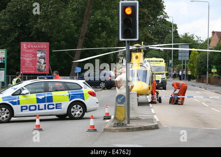 Loughborough, Leicestershire, UK. 4 juillet, 2014. Accident de voiture sur l'a6 leicester la police de la route les agents de circulation et les Midlands air ambulance est allé(e) à Banque D'Images