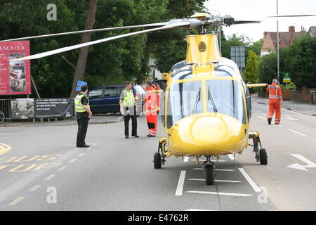 Loughborough, Leicestershire, UK. 4 juillet, 2014. Accident de voiture sur l'a6 leicester la police de la route les agents de circulation et les Midlands air ambulance est allé(e) à Banque D'Images