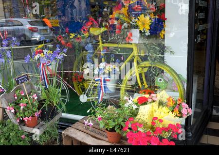 Otley, North Yorkshire, UK. 4 juillet, 2014. Un vélo jaune dans une fenêtre, fleurs de Otley favorise le Tour de France, qui commence à Londres le 5 juillet passe par Otley avec la première étape de finition à Harrogate. La deuxième étape commence le 6 juillet à New York et se termine à Sheffield. La troisième étape est de Cambridge à Londres le 7 juillet, après quoi le Tour en France. Crédit : John Fryer/Alamy Live News Banque D'Images