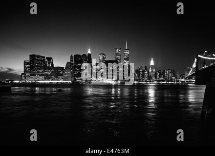 Lower Manhattan skyline et East River dans la nuit, avant le 11 septembre 2001, New York City NY USA Banque D'Images