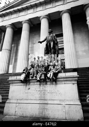 Les écoliers à George Washington statue et Federal Hall Wall street Manhattan New York NY USA Banque D'Images