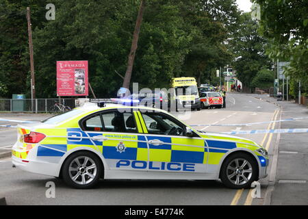Loughborough, Leicestershire, UK. 4 juillet, 2014. Accident de voiture sur l'a6 leicester road agents de circulation de la police et les ambulanciers ont assisté à la scène Banque D'Images