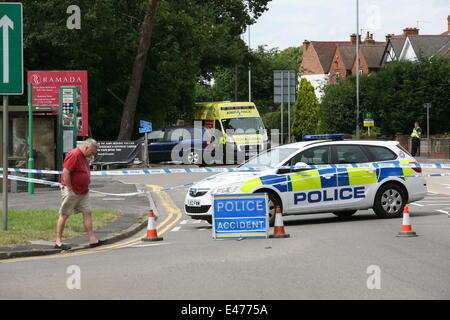 Loughborough, Leicestershire, UK. 4 juillet, 2014. Accident de voiture sur l'a6 leicester road agents de circulation de la police et les ambulanciers ont assisté à la scène. Banque D'Images