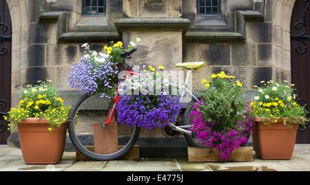 Otley, North Yorkshire, UK. 4 juillet, 2014. Un support à vélo à l'extérieur de l'église de pont à Otley pour promouvoir le Tour de France, qui commence à Londres le 5 juillet passe par Otley avec la première étape de finition à Harrogate. La deuxième étape commence le 6 juillet à New York et se termine à Sheffield. La troisième étape est de Cambridge à Londres le 7 juillet, après quoi le Tour en France. Crédit : John Fryer/Alamy Live News Banque D'Images