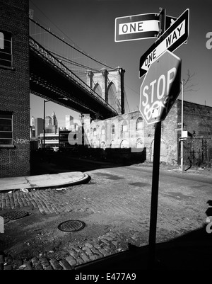 Panneaux de signalisation, panneau, anciennes maisons de stockage sous le pont de Brooklyn, Water Street, Dumbo, Brooklyn, New York City, NYC, NY, USA Banque D'Images