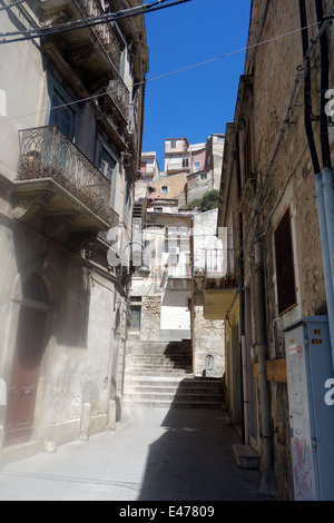 Ragusa, Sicilly- charmant, pittoresque toits en terre cuite, les cloches des églises, medley de restaurants des rues étroites parking cause Banque D'Images