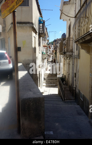 Ragusa, Sicilly- charmant, pittoresque toits en terre cuite, les cloches des églises, medley de restaurants des rues étroites parking cause Banque D'Images