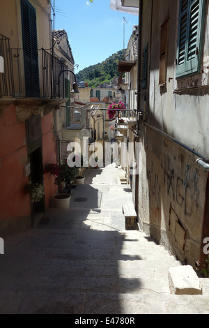 Ragusa, Sicilly- charmant, pittoresque toits en terre cuite, les cloches des églises, medley de restaurants des rues étroites parking cause Banque D'Images