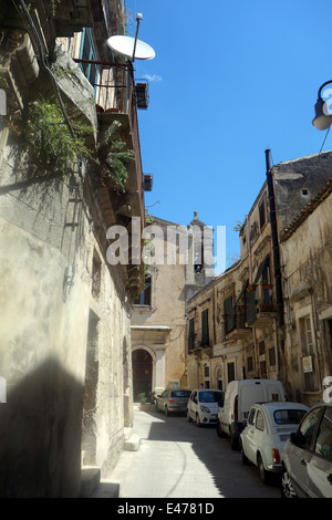 Ragusa, Sicilly- charmant, pittoresque toits en terre cuite, les cloches des églises, medley de restaurants des rues étroites parking cause Banque D'Images