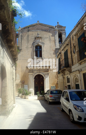 Ragusa, Sicilly- charmant, pittoresque toits en terre cuite, les cloches des églises, medley de restaurants des rues étroites parking cause Banque D'Images