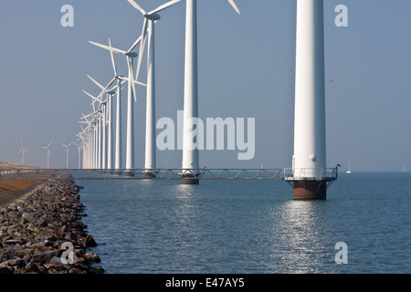 Longue rangée de moulins à vent debout dans la mer néerlandais Banque D'Images