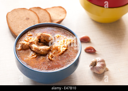 Boeuf soupe kharcho national géorgien traditionnel premier riz chaud épicé pain plat tomate ail alimentaire personne viande accueil homy Banque D'Images