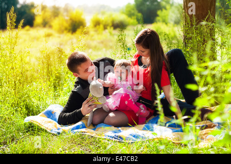 Happy Family outdoor - mère, père et fille Banque D'Images