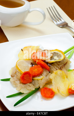 Pêcher la morue Légumes Pommes de terre Oignons Carottes filet vert contrôle des portions de compote de fruits de mer plat de nourriture repas repas prêt un déjeuner Banque D'Images