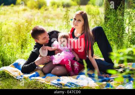 Happy Family outdoor - mère, père et fille Banque D'Images