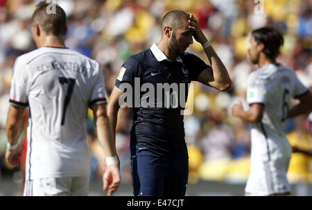 Rio de Janeiro, Brésil. 4 juillet, 2014. La France Karim Benzema (C) réagit après avoir raté une chance pendant un quart de finale match entre la France et l'Allemagne de la Coupe du Monde FIFA 2014 à l'Estadio do du stade Maracana à Rio de Janeiro, Brésil, le 4 juillet 2014. Credit : Wang Lili/Xinhua/Alamy Live News Banque D'Images