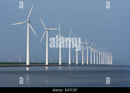 Longue rangée de moulins à vent, en miroir dans la mer néerlandais Banque D'Images