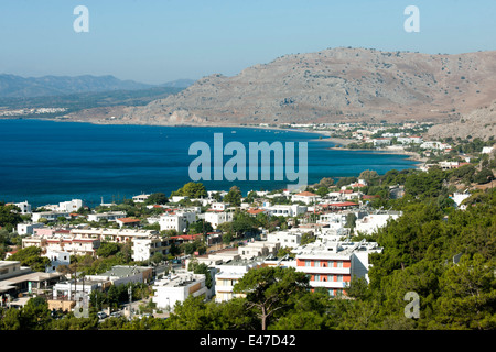 Spanien, Rhodos, Pefki, Blick über den Urlaubsort und die Bucht Banque D'Images