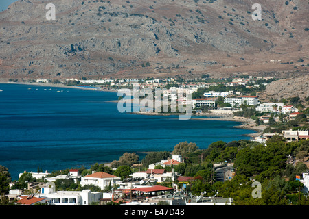 Spanien, Rhodos, Pefki, Blick über den Urlaubsort und die Bucht Banque D'Images