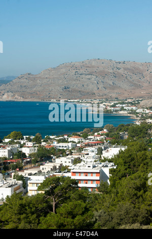 Spanien, Rhodos, Pefki, Blick über den Urlaubsort und die Bucht Banque D'Images