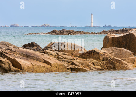 Côte de Bretagne avec près de phare Ploumanach en France Banque D'Images